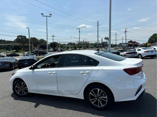 Snow White Pearl 2024 Kia Forte LXS