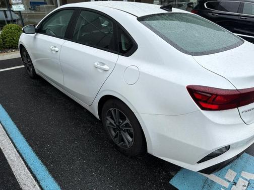 Snow White Pearl 2024 Kia Forte LXS