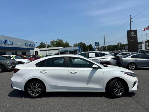 Snow White Pearl 2024 Kia Forte LXS