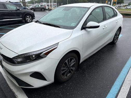 Snow White Pearl 2024 Kia Forte LXS