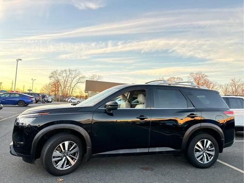 2023 Nissan Pathfinder SL