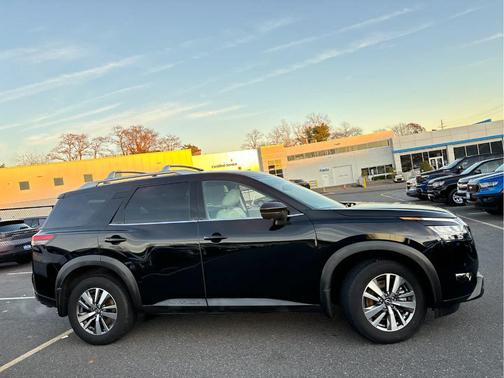2023 Nissan Pathfinder SL