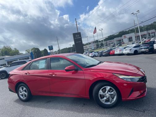 2022 Hyundai ELANTRA SE