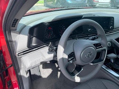 2022 Hyundai ELANTRA SE
