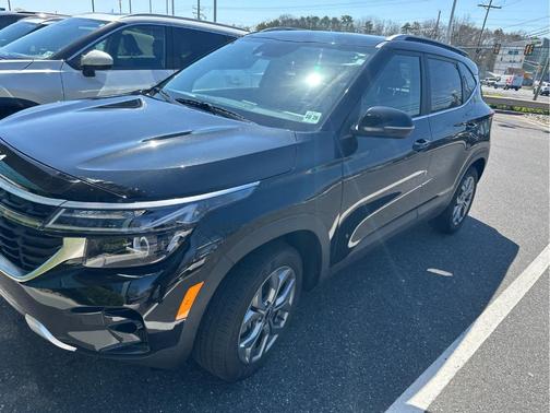 Fusion Orange 2024 Kia Seltos S