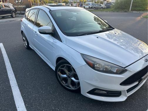 Oxford White 2016 Ford Focus ST Base