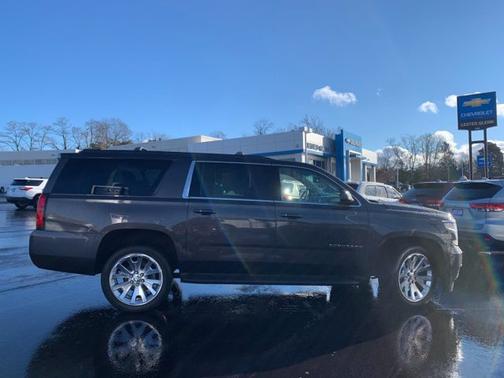 Photo 4 of 32 of 2018 Chevrolet Suburban LS