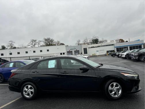 2023 Hyundai ELANTRA SE