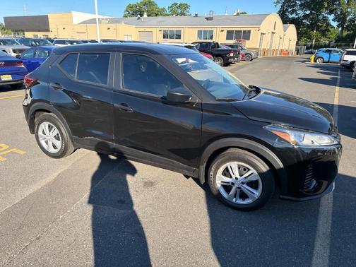 Super Black 2025 Nissan Kicks S