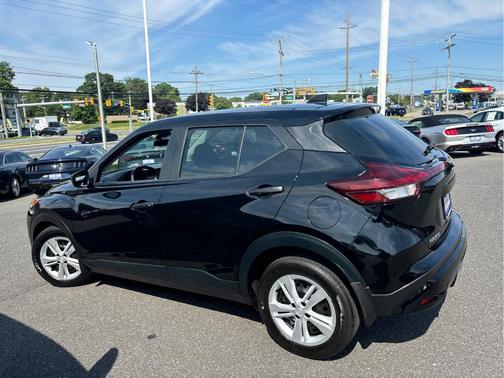 Super Black 2025 Nissan Kicks S