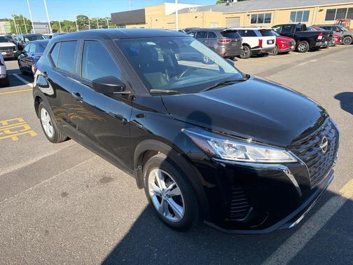 Super Black 2025 Nissan Kicks S