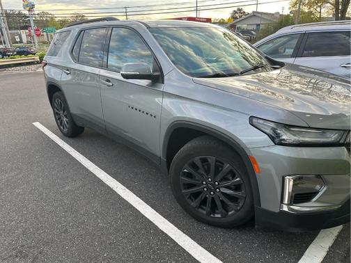 Sterling Gray Metallic 2023 Chevrolet Traverse RS