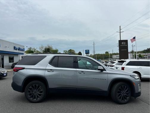 Sterling Gray Metallic 2023 Chevrolet Traverse RS