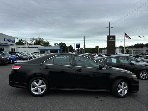 Black 2011 Toyota Camry SE