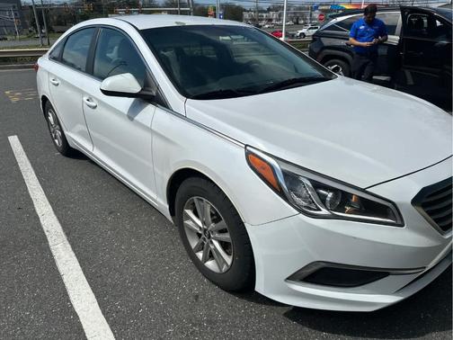 Quartz White Pearl 2017 Hyundai SONATA SE