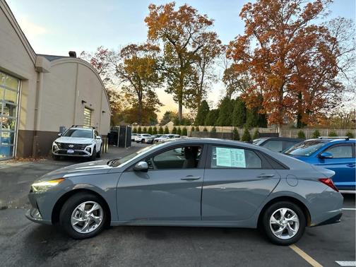 2023 Hyundai ELANTRA SE