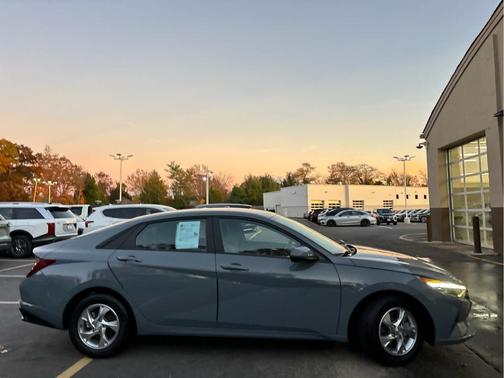 2023 Hyundai ELANTRA SE