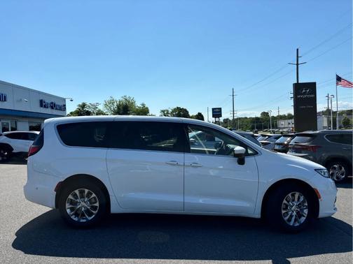 Bright White Clearcoat 2023 Chrysler Pacifica Touring-L