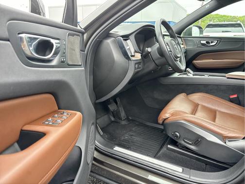 2022 Volvo XC60 B5 Inscription