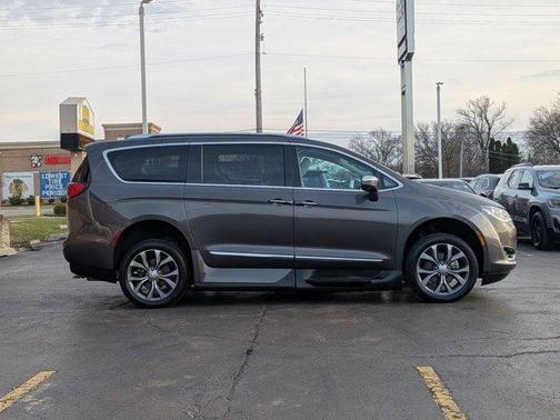 Granite Crystal Clearcoat Metallic 2017 Chrysler Pacifica Limited