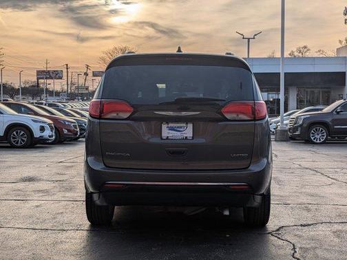 Granite Crystal Clearcoat Metallic 2017 Chrysler Pacifica Limited