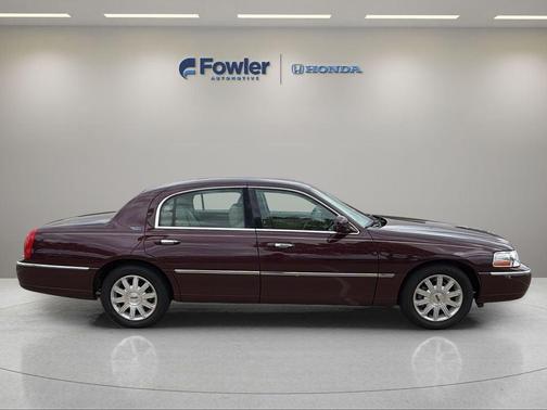 Maroon 2006 Lincoln Town Car Signature Limited