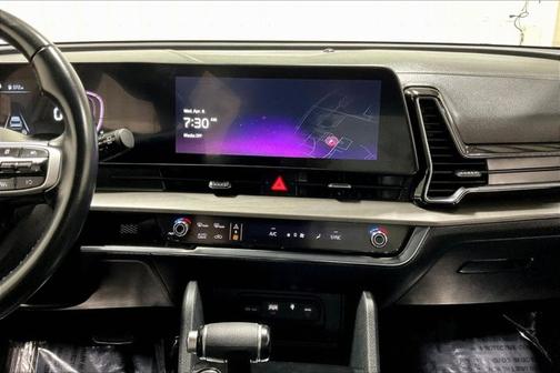 Glacial White Pearl 2023 Kia Sportage X-Line