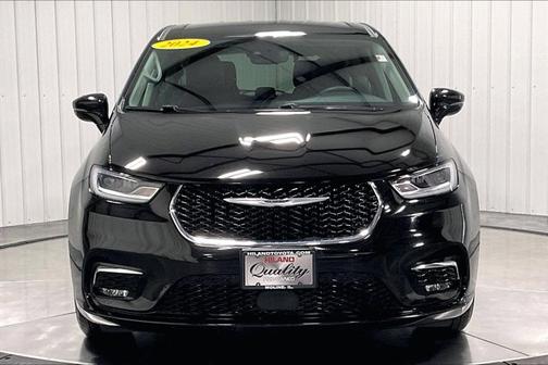 Diamond Black Crystal Pearlcoat 2024 Chrysler Pacifica Touring L