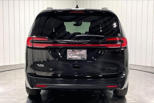 Diamond Black Crystal Pearlcoat 2025 Chrysler Pacifica Limited