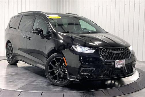 Diamond Black Crystal Pearlcoat 2025 Chrysler Pacifica Limited
