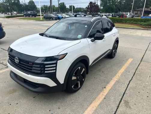 2t Wht Blk Roof 2025 Nissan Kicks SR