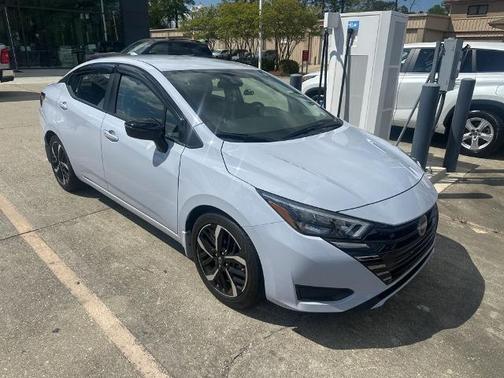 Gray Sky Pearl 2023 Nissan Versa 1.6 SR