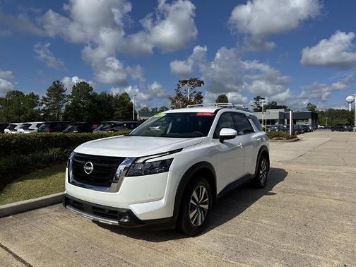 2025 Nissan Pathfinder SL
