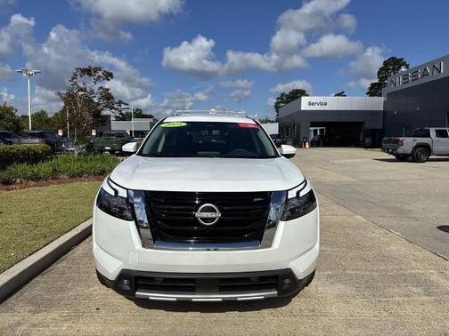 2025 Nissan Pathfinder SL