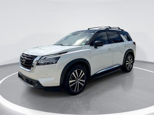 Pearl White Tricoat / Super Black 2023 Nissan Pathfinder Platinum