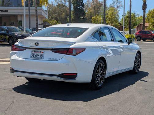 2025 Lexus ES 300h Premium