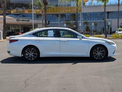 2025 Lexus ES 300h Premium