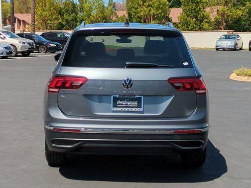Platinum Gray Metallic 2022 Volkswagen Tiguan 2.0T SE