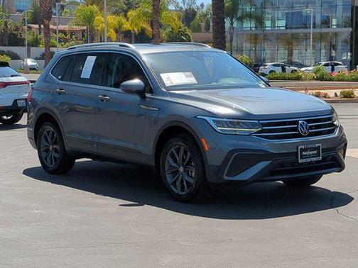 Platinum Gray Metallic 2022 Volkswagen Tiguan 2.0T SE