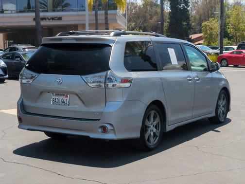 Silver Sky Metallic 2017 Toyota Sienna SE