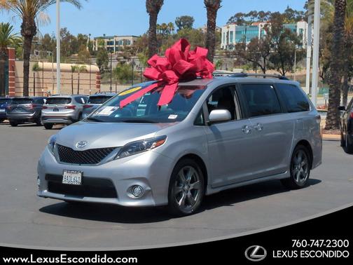 Silver Sky Metallic 2017 Toyota Sienna SE