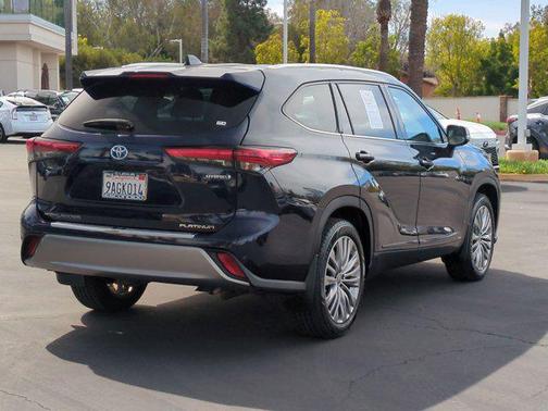 2022 Toyota Highlander Hybrid Platinum