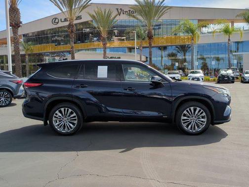 2022 Toyota Highlander Hybrid Platinum