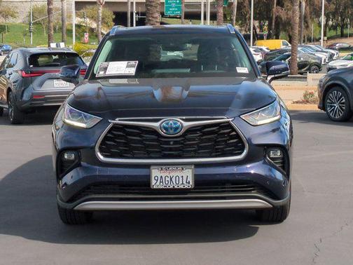 2022 Toyota Highlander Hybrid Platinum