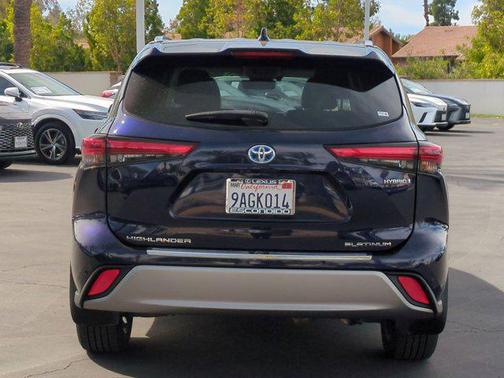 2022 Toyota Highlander Hybrid Platinum