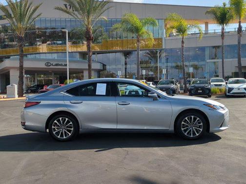 2022 Lexus ES 300h Base
