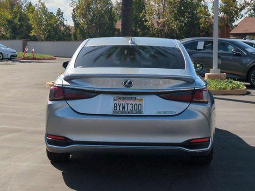 2022 Lexus ES 300h Base