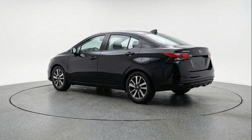 Super Black 2025 Nissan Versa 1.6 SV