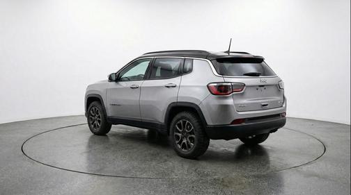 Silver Zynith Metallic Clearcoat 2025 Jeep Compass Trailhawk