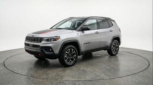 Silver Zynith Metallic Clearcoat 2025 Jeep Compass Trailhawk